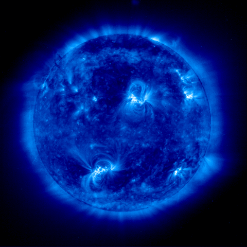 File:1210564790 600px-SOHO EIT ultraviolet corona image.gif