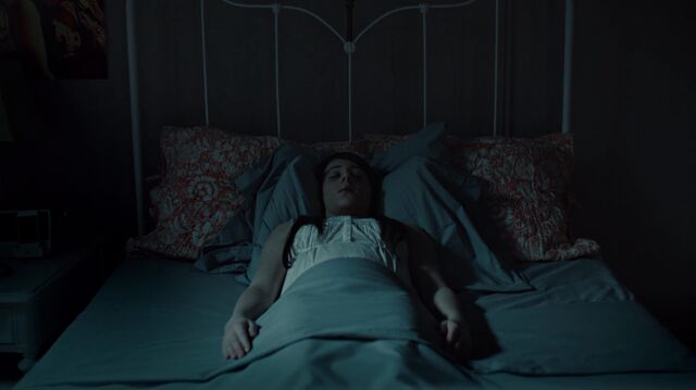 File:1x01 EliseInBed.jpg