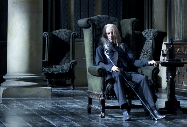 File:LuciusChairDH.png