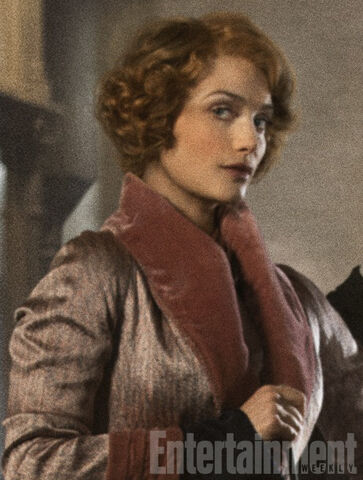 ファイル:Alison-Sudol-Queenie-Goldstein.jpg