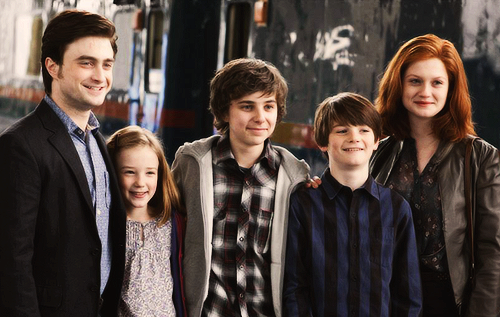 Harry Potter dan Ginny bersama tiga anak mereka di film Harry Potter and the Deathly Hallow part 2.