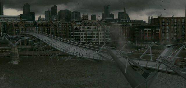 File:MillenniumBridgeCollapse.jpg