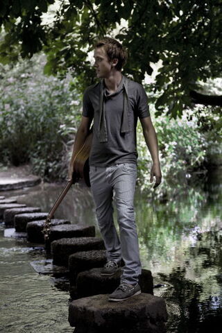 File:Felton posed sixstrinprod 04.jpg