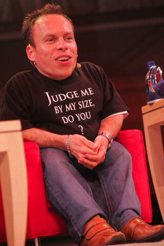 ファイル:Warwick Davis interviewed 2.jpg