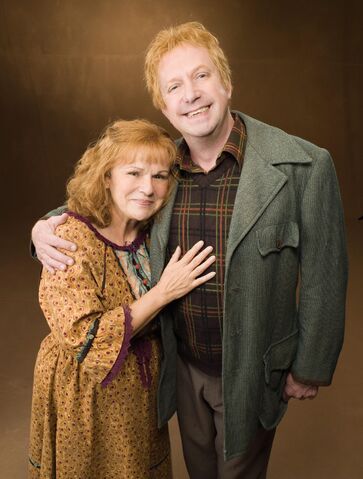 File:Molly and Arthur Weasley (Promo stills from Order of the Phoenix movie).jpg