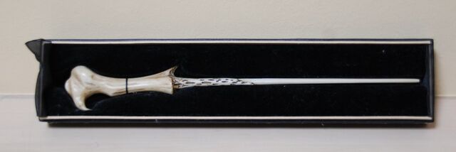 File:Voldemort's wand.jpg