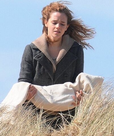File:Grief stricken Hermione (Emma Watson) cradling Dobby.jpg