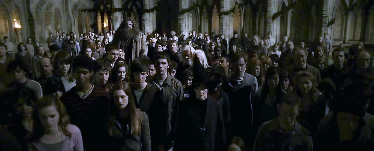 Image Crowd who saw Professor Dumbledore's dead body in the courtyard
