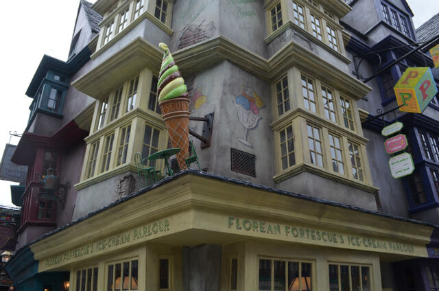 Fitxer:Wizarding-World-of-Harry-Potters-Diagon-Alley-Mixes-Fire-and-Ice-240257bb398b434d95b45b6c7d233064.jpg