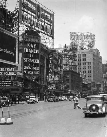 File:The Strand Cinema on Broadway, New York in 1925 - Pottermore.png