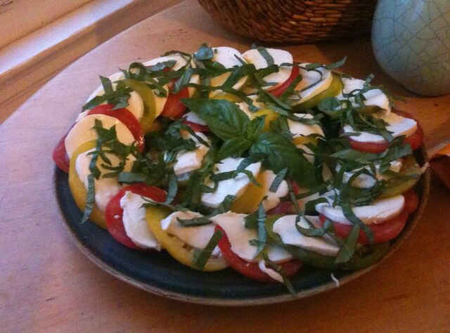 File:Heirloom Caprese Salad.jpg