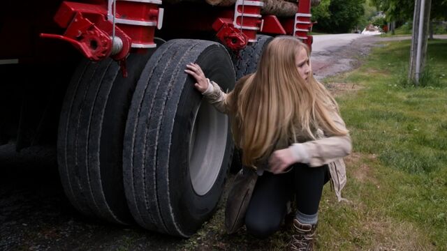 File:1x05 Malina hiding.jpg