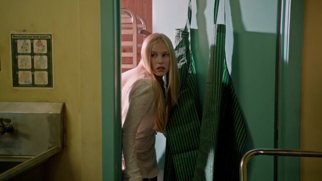 File:1x09 Malina sneaking.jpg