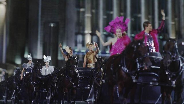 File:830px-Opening-ceremony-the-hunger-games-28914447-1233-699.jpg