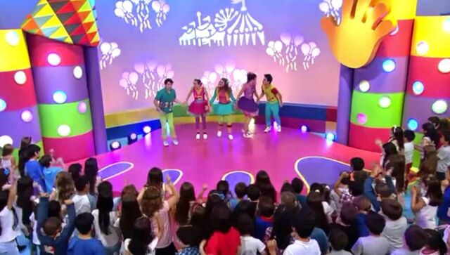 Archivo:Hi-5fiesta2.jpg