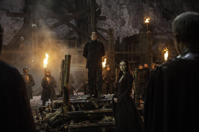 Archivo:Melisandre sacrificio Mance HBO.jpg