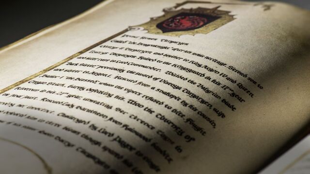 Archivo:Aemon Targaryen Libro Blanco HBO.jpg