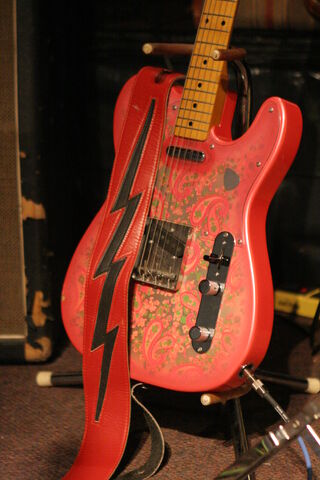 File:Paisley Guitarra2.jpg