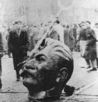 Głowa z pomnika Stalina strącona podczas Rewolucji 1956 r.jpg