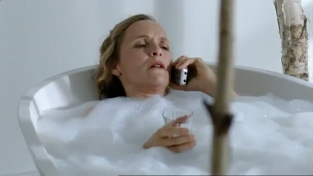 File:Juliane Köhler bathtub.png