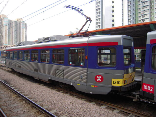 檔案:LRT Train 1210.jpg