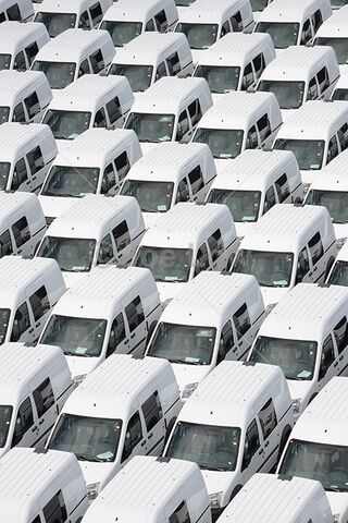 Bestand:Parked-white-vans.jpg