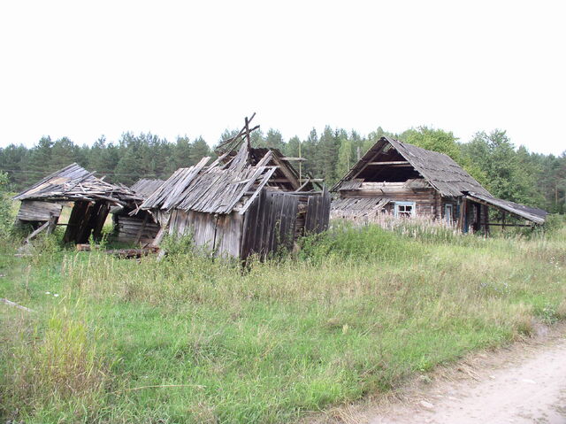 File:Belarus-minsk province-abandoned house-1.jpg
