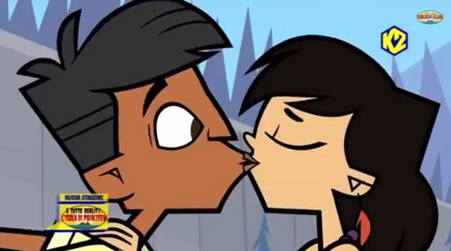 Archivo:Sky y dave beso.png