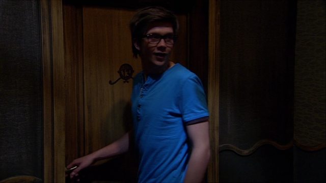 Datei:Tom versucht die Tür von Zimmer 13 zu öffnen.png