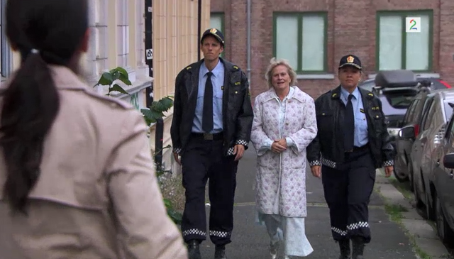 Fil:Politiet kommer med Sigrid.png