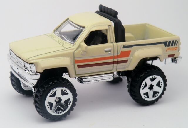 File:'87 Toyota-2013 165 cream.jpg