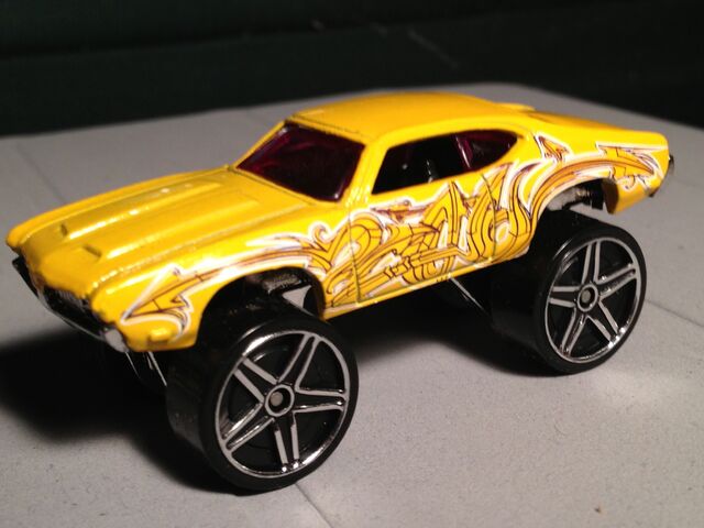 File:2013 yellow Olds 442 W-30 raised.jpg