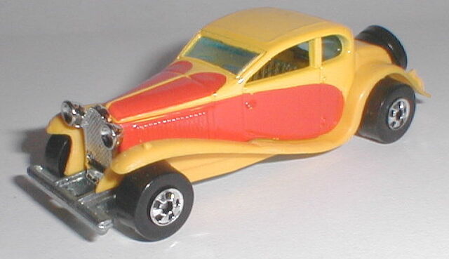 File:'37 Bugatti YelBW.jpg
