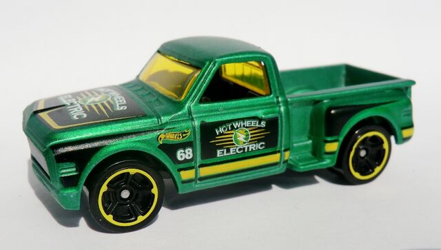 File:Custom '69 Chevy.140 2012.jpg