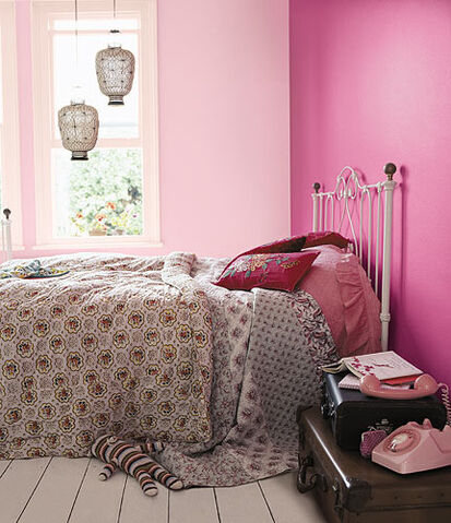 File:Young-lady-pink-bedroom-design.jpg