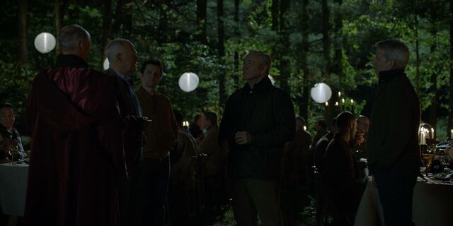 Datei:5x08 Raymond Tusk Benjamin Grant Francis Underwood Mark Usher.jpg