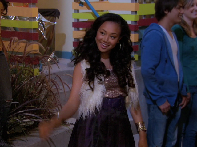 File:Kacey Smiling.png