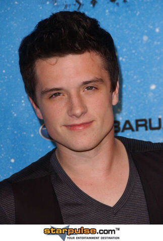 Fichier:Josh-josh-hutcherson-30119098-434-644.jpg