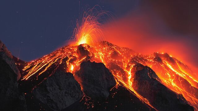 File:Volcanic eruption 4.jpg