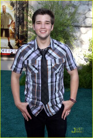 File:Nathan-kress-zookeeper-02.jpg