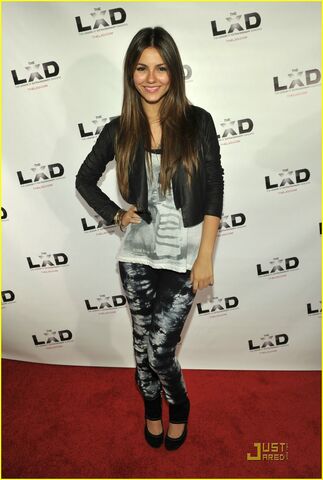 File:Victoria-justice-nicolas-dating-01.jpg