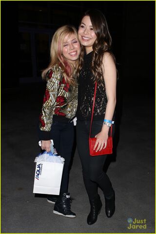 File:Miranda-cosgrove-jennette-mccurdy-bruno-mars-27.jpg