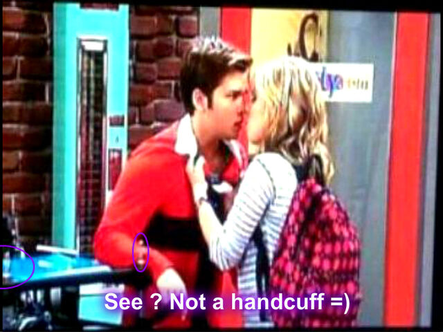 File:NOT a handcuff.jpg