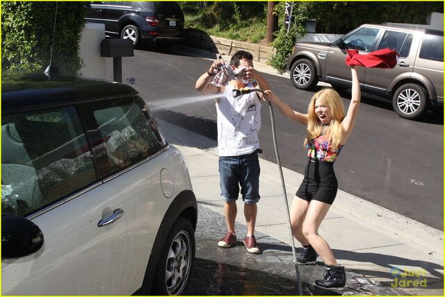 File:Jennette-mccurdy-car-wash-fun-02.jpg