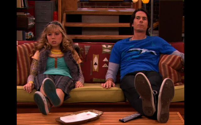 File:Couch-sam-and-spencer-3648043-1440-900.jpg