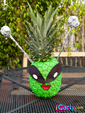 File:Spenceraliengirlpineapple.jpg