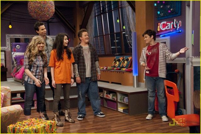 File:Miranda-cosgrove-icarly-hot-room-16.jpg