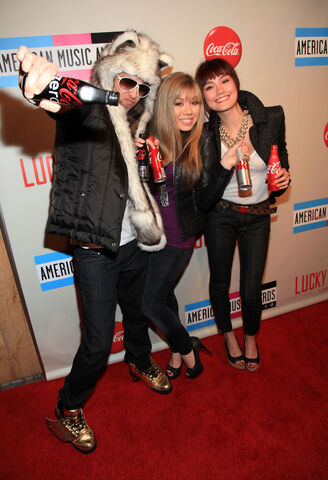 File:David-Lehre-Jennette-McCurdy-and-Agnes-Monica.jpg