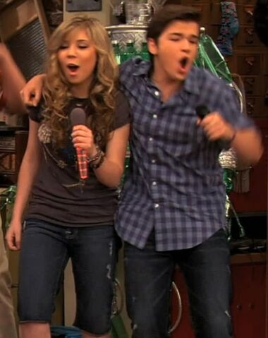 File:Seddie hug.jpg
