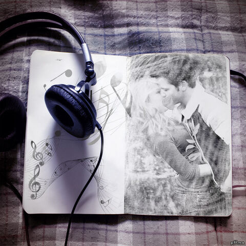 File:Seddie Headphone.jpg